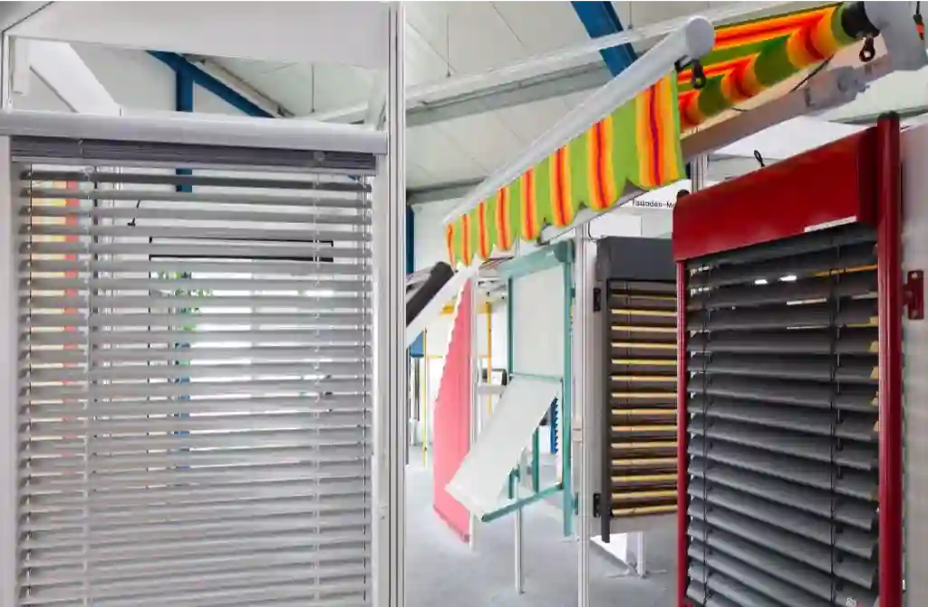 Jalousien und bunte Markise in der Ausstellung von Schneider Sonnenschutztechnik
