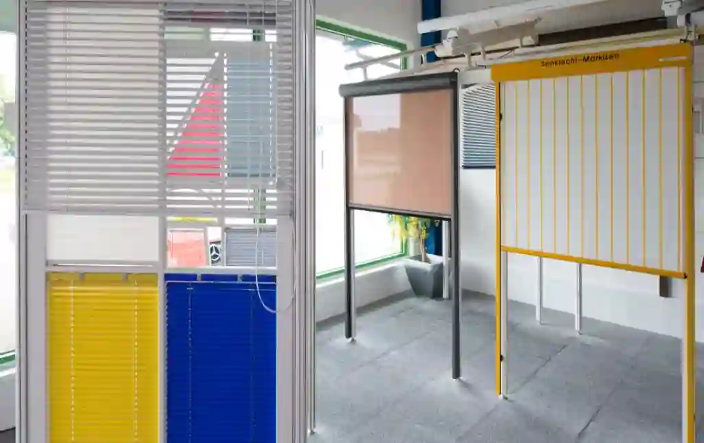 Jalousien mit schmalen Lamellen und in verschiedenen Farben in der Sonnenschutz-Ausstellung