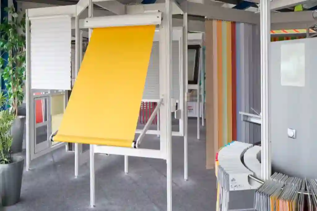 Rollos und Stoffmuster in der Ausstellung von Schneider Sonnenschutztechnik