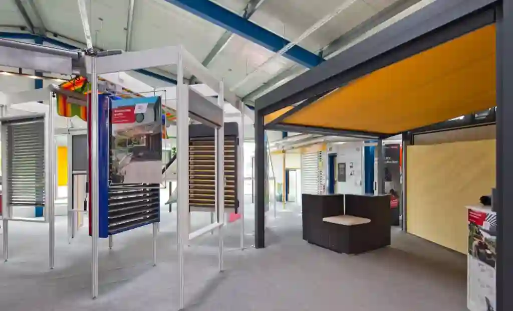 Weitwinkliger Blick in die Sonnenschutz-Ausstellung von Schneider mit Markisen und Jalousien