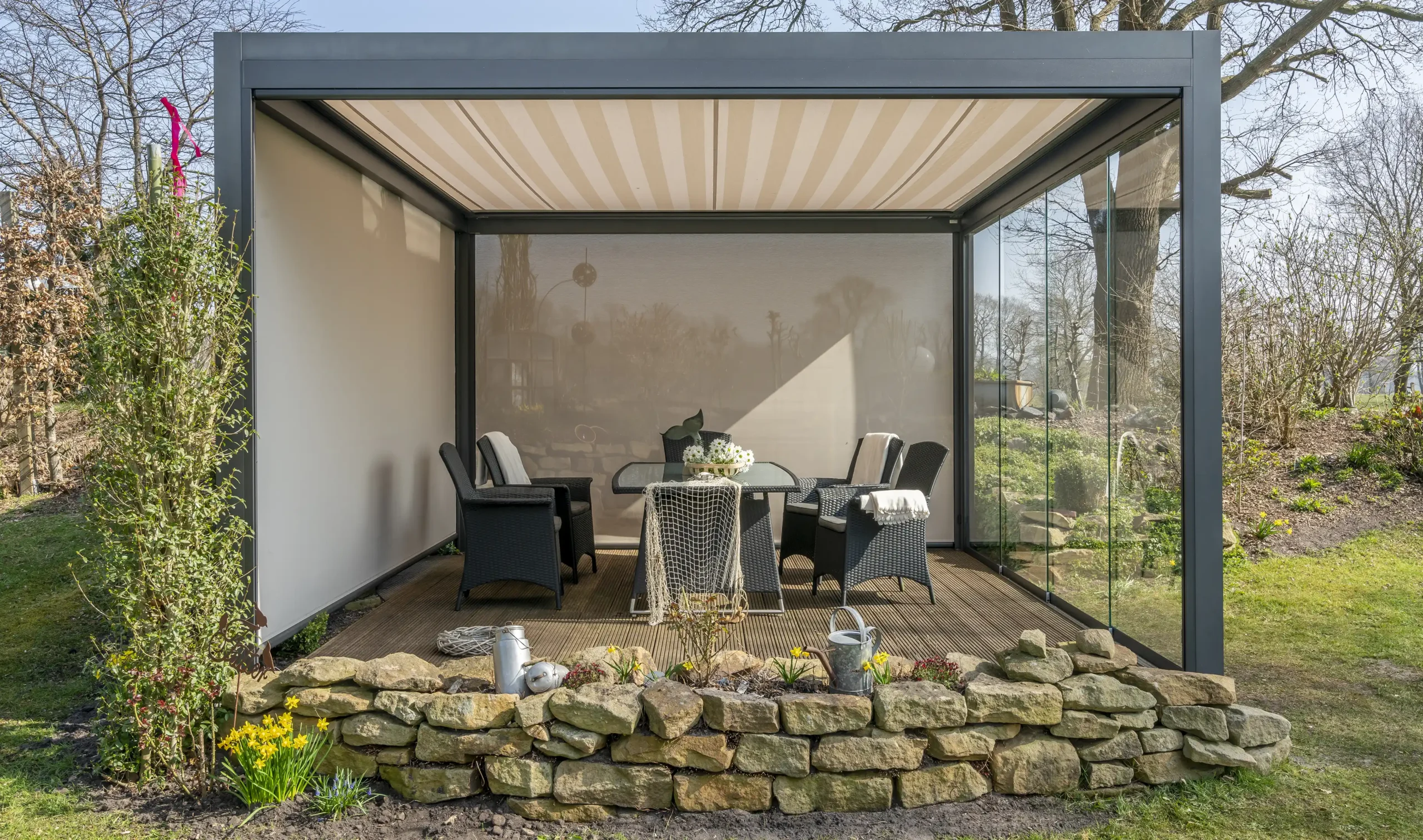 Nova Hüppe Q.bus Terrassendach mit Glaseinsätzen und Markise