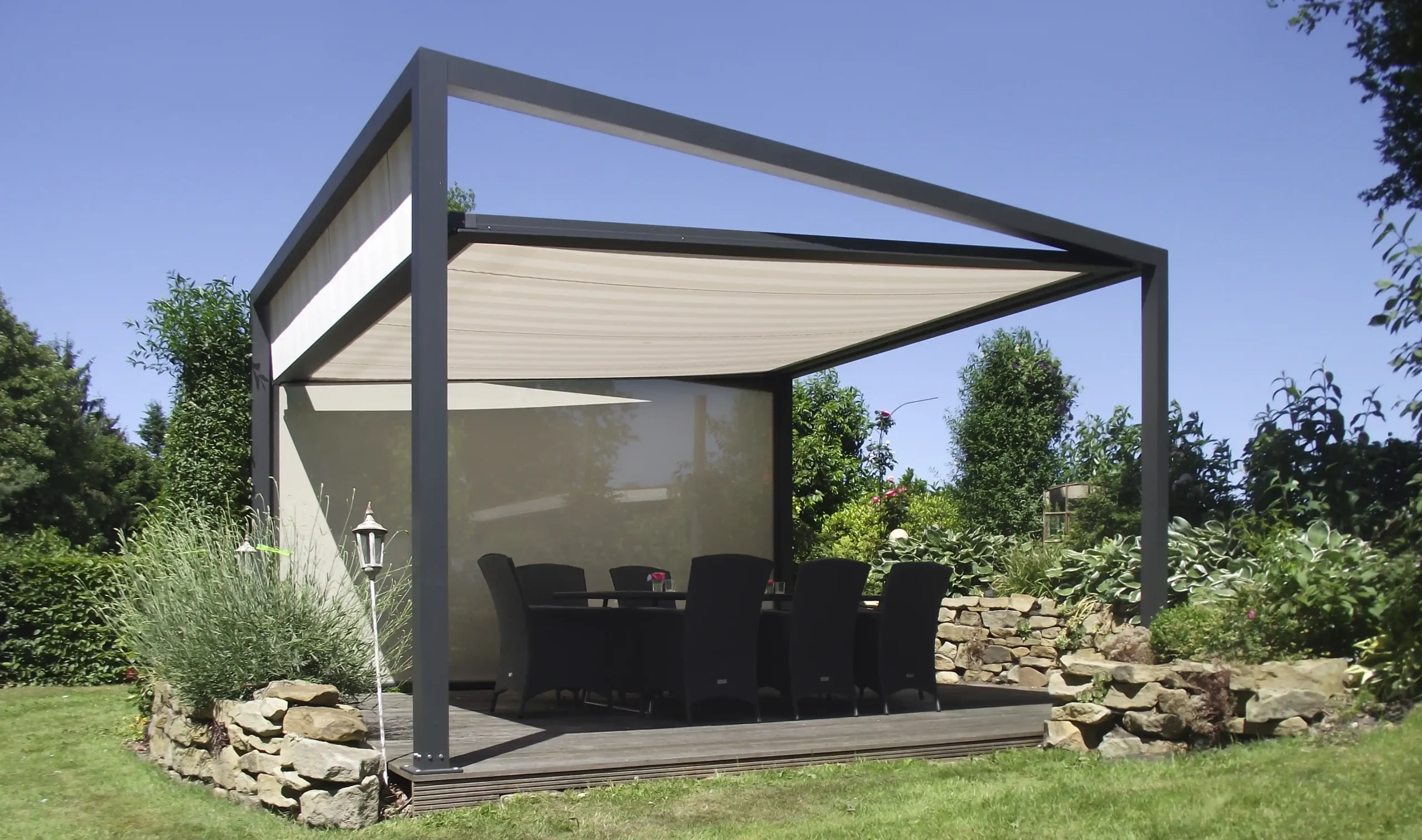 Nova Hüppe Q.bus Terrassendach mit Markise und Volantrollo