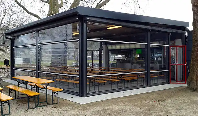 offenes Café mit Wänden aus Rollfenstern