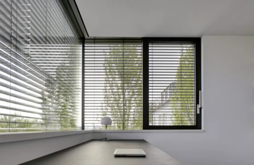 Moderne Fensterjalousien in einem stilvollen Büro